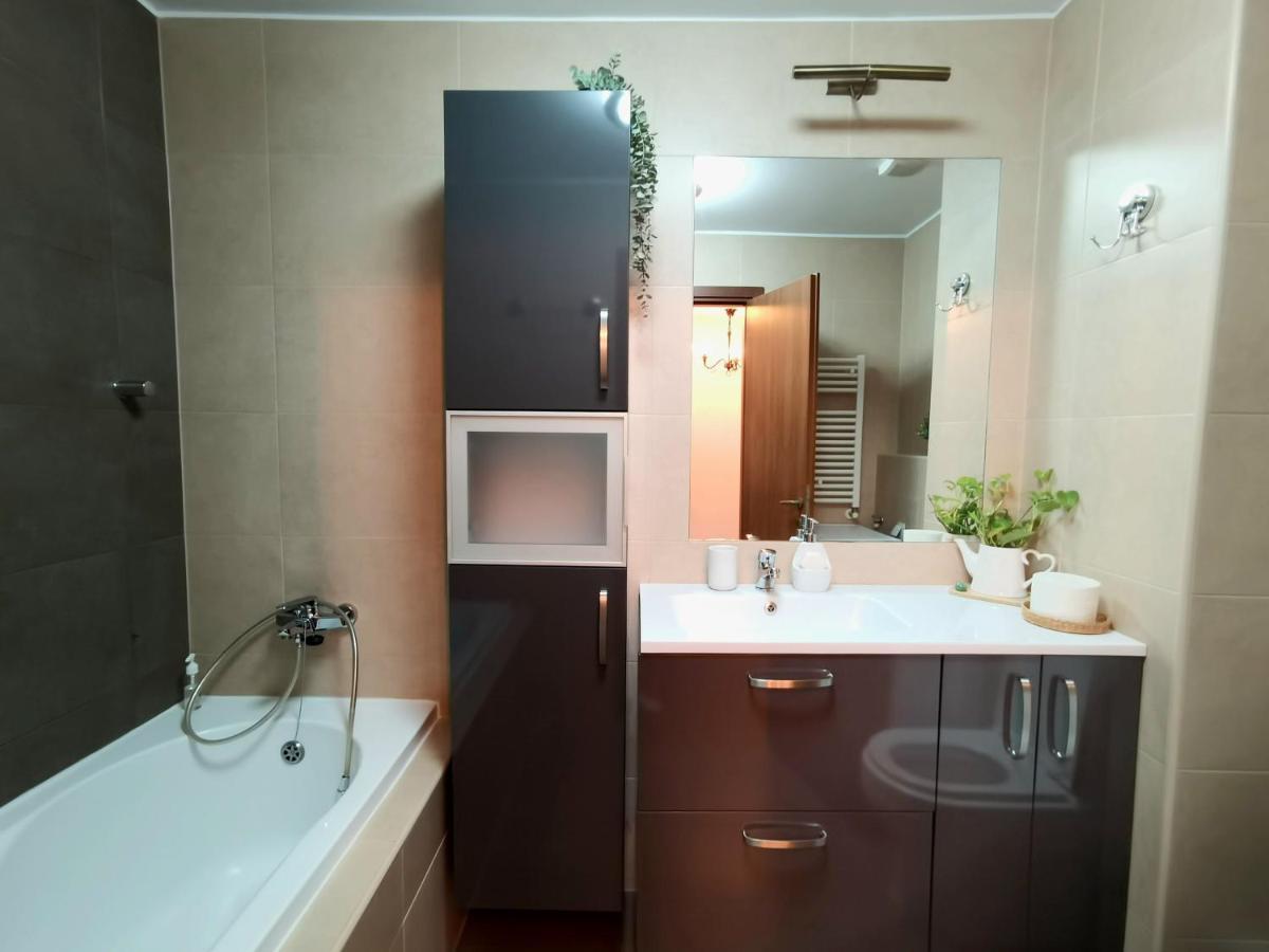 Cosy Boutique 61 Sqm Apartment - Private Parking - Ten Blocks Residence Bukarest Kültér fotó