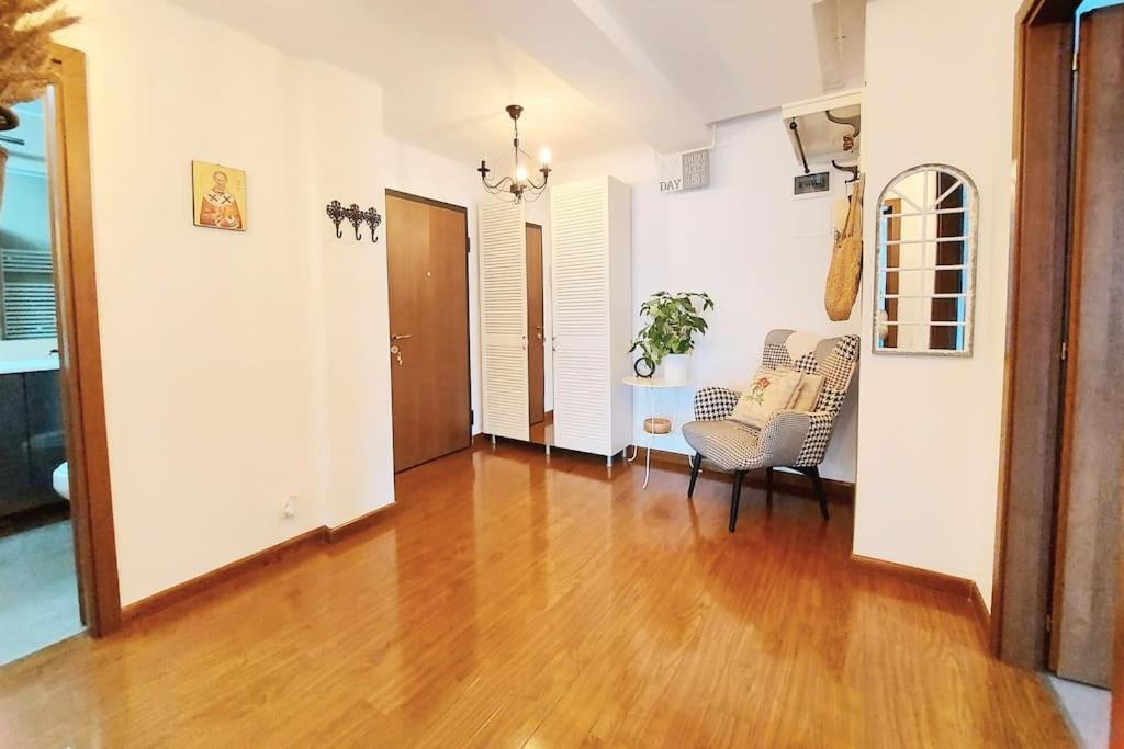 Cosy Boutique 61 Sqm Apartment - Private Parking - Ten Blocks Residence Bukarest Kültér fotó