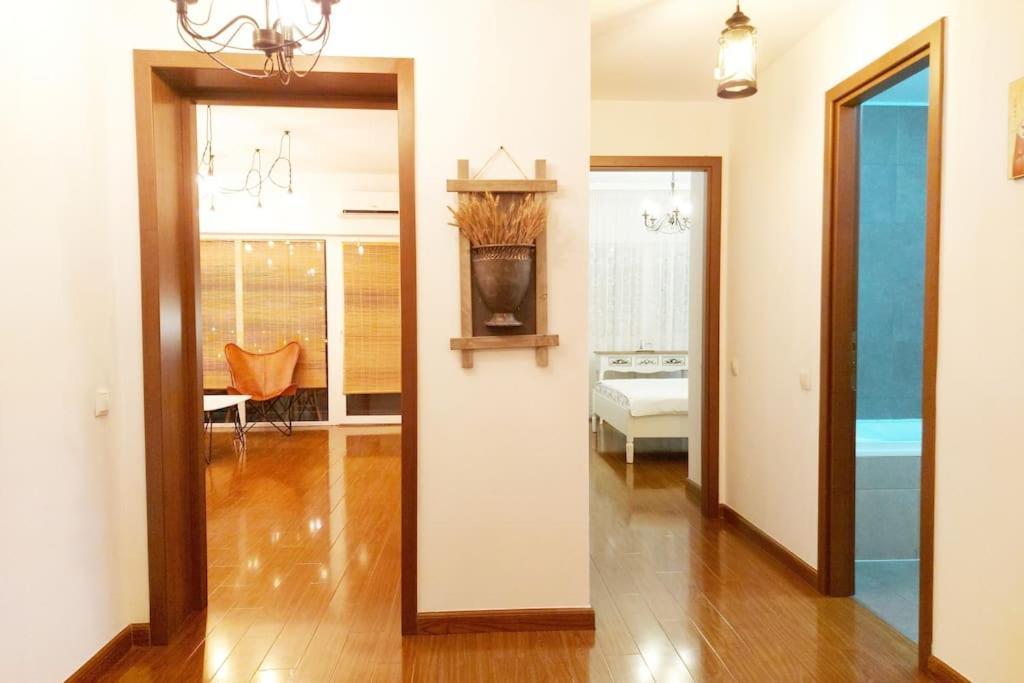 Cosy Boutique 61 Sqm Apartment - Private Parking - Ten Blocks Residence Bukarest Kültér fotó